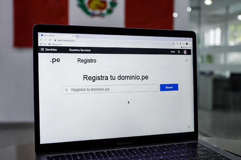 Pantalla de portátil que muestra la interfaz de registro de dominio, barra de búsqueda de nombre de dominio con extensión ".pe"